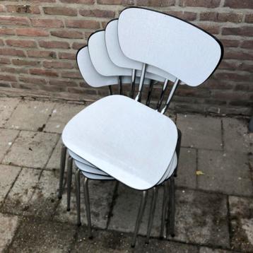4 oude lichtgrijze Formica stoelen beschikbaar voor biedingen