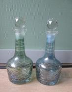 2 Antieke Geslepen Iriserende Karafjes Groen en Blauw, Ophalen of Verzenden