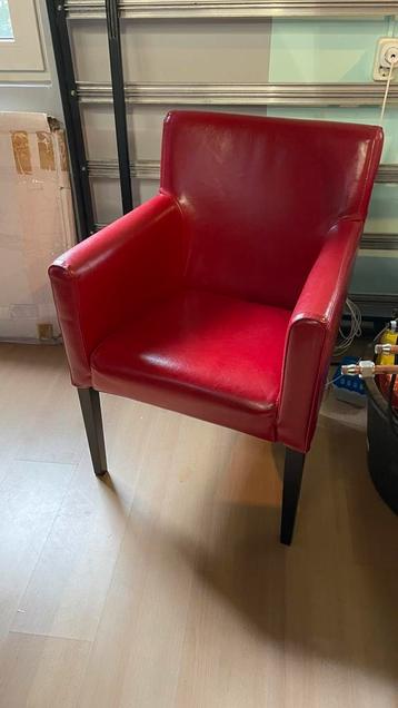 Rode leren stoel beschikbaar voor biedingen