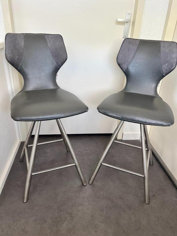 Hoge stoelen (2 stuks) met rugleuning en draaibare zitting, Huis en Inrichting, Barkrukken, Gebruikt, 60 tot 90 cm, Metaal, 2 krukken