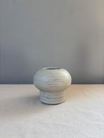 Vintage wit grijzig ceramic gesigneerd bol vaasje, Wit, Aardewerk of Porselein, Ophalen of Verzenden, Zo goed als nieuw