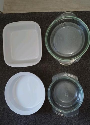 In goede staat: 2 witte en 2 ronde glazen ovenschalen beschikbaar voor biedingen