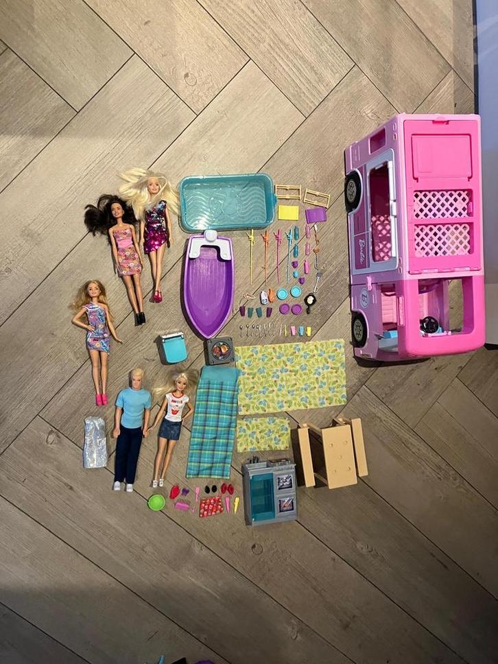 Barbie 3 in 1 droomcamper met accessoires en 5 poppen, Kinderen en Baby's, Speelgoed | Poppen, Gebruikt, Ophalen of Verzenden