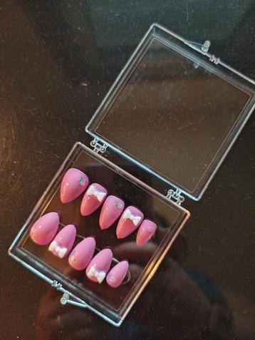 Zelfgemaakte nepnagels met 3D strikjes beschikbaar voor biedingen