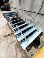 Gegalvaniseerde tranenplaattrap met bordes, Ophalen, Zo goed als nieuw, 250 cm of meer, Palen