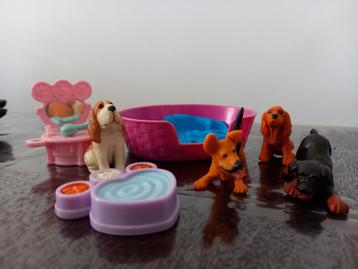 Kleine speelgoed hondjes met mandje en kaptafeltje  beschikbaar voor biedingen