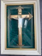 Religieus kruisbeeld in bol glas met eikenhouten lijst, Ophalen of Verzenden