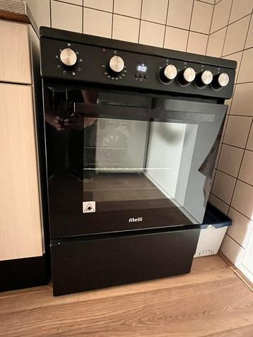 Zwart keramisch vrijstaand fornuis met heteluchtoven beschikbaar voor biedingen