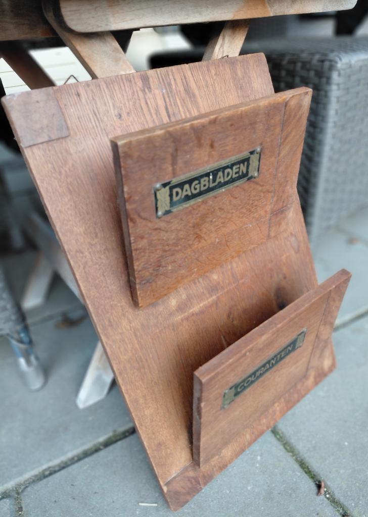 krantenrek antiek voor in de hal, Ophalen