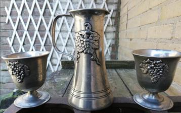 Wijnkruik & 2 wijnbekers met druiventrosjes. Tin .  beschikbaar voor biedingen