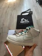 Nike Dunk High SE First Use Sail Maat EU38,5 - US6Y - GS, Kleding | Dames, Schoenen, Overige kleuren, Nike, Nieuw, Sneakers of Gympen