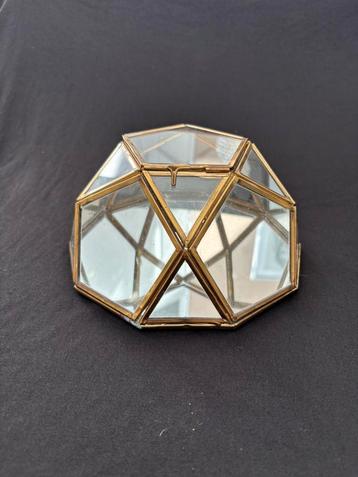 Diamant vormige vitrine doos van glas, messing en spiegel beschikbaar voor biedingen
