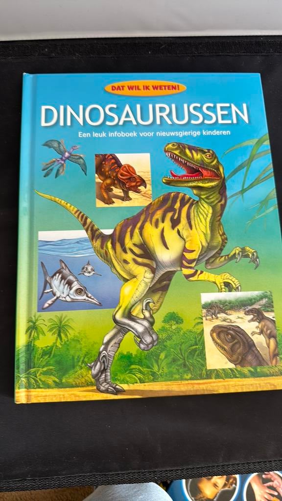Dinosaurussen informatieboek, Ophalen of Verzenden, Zo goed als nieuw, Non-fictie