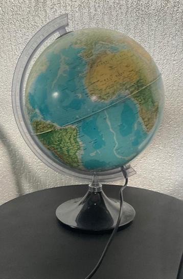 Wereldbol met verlichting ( ø plm 30 cm) beschikbaar voor biedingen