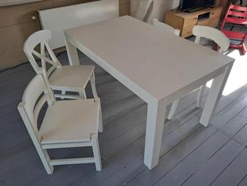 Houten tafel inclusief 4 stoelen  beschikbaar voor biedingen