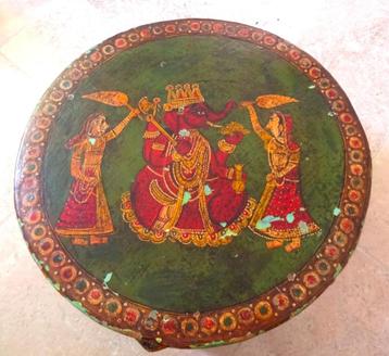  India: prachtig verweerd oud handmade tafeltje met Ganesha beschikbaar voor biedingen