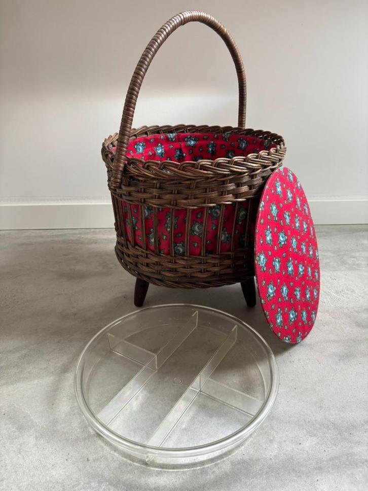 Vintage naaimand met rode bloemenvoering, Huis en Inrichting, Woonaccessoires | Schalen en Manden, Gebruikt, Mand, Rond, Riet