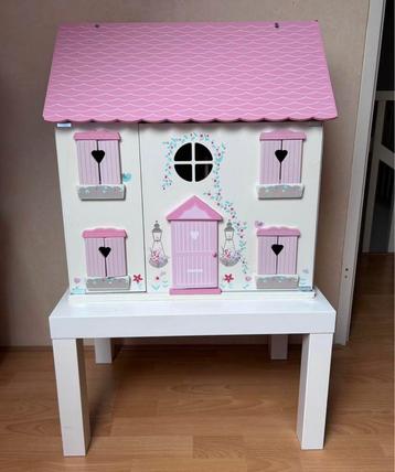 Houten poppenhuis met meubeltjes beschikbaar voor biedingen
