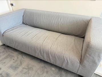 Klippan bank Ikea, met grijze hoes beschikbaar voor biedingen