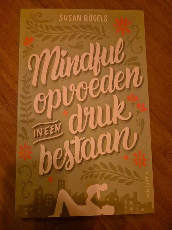 Susan Bögels - Mindful opvoeden in een druk bestaan, Boeken, Zwangerschap en Opvoeding, Zo goed als nieuw, Zwangerschap en Bevalling