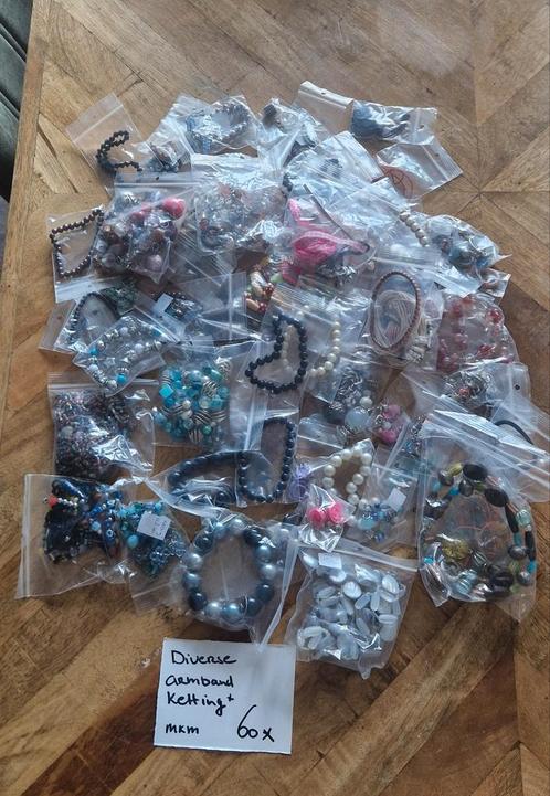 Kettingen en armbanden., Diversen, Rommelmarktspullen, Nieuw, Ophalen of Verzenden