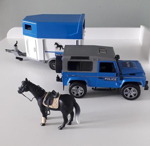 Bruder Landrover Defender politie met paardentrailer en paar, Kinderen en Baby's, Speelgoed | Speelgoedvoertuigen, Zo goed als nieuw