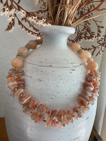 Ketting van grote roze opaal kralen en sunstone schijfjes