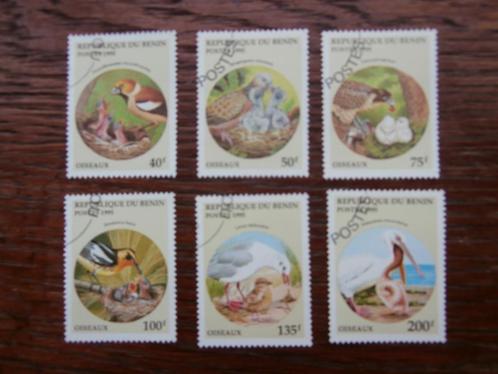BENIN 1995; serie VOGELS MET JONGEN, Postzegels en Munten, Postzegels | Thematische zegels, Gestempeld, Dier of Natuur, Verzenden
