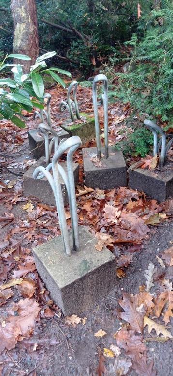 Zes fiets standaarden met betonblok eronder beschikbaar voor biedingen