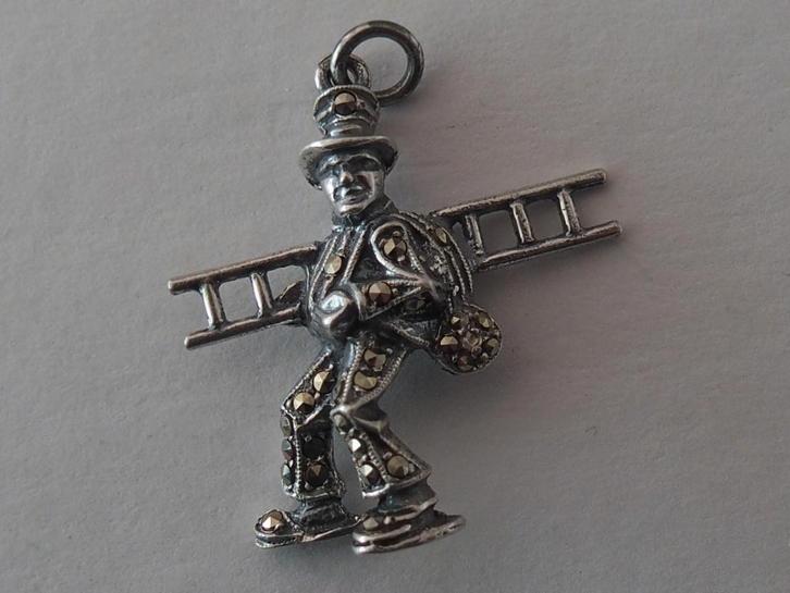 ZILVEREN HANGER: SCHOORSTEENVEGER, Sieraden, Tassen en Uiterlijk, Antieke sieraden, Hanger, Zilver, Verzenden