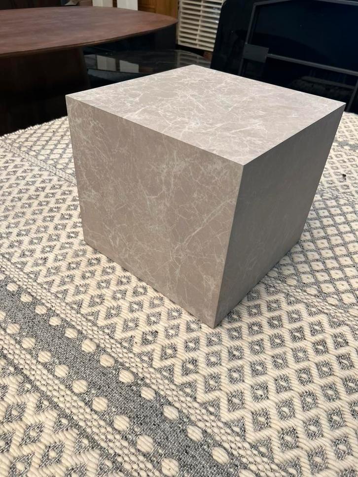 Salontafel/bijzettafel kubus 40cm marmerlook fineer, Huis en Inrichting, Woonaccessoires | Zuilen en Pilaren, Zo goed als nieuw
