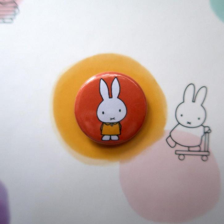 Nijntje Pluis 25MM Pin Button Badge Broche, Verzamelen, Speldjes, Pins en Buttons, Nieuw, Button, Overige onderwerpen, Verzenden