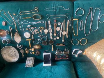 Lot vintage sieraden etc Goud kleurig zilver horloges etc beschikbaar voor biedingen