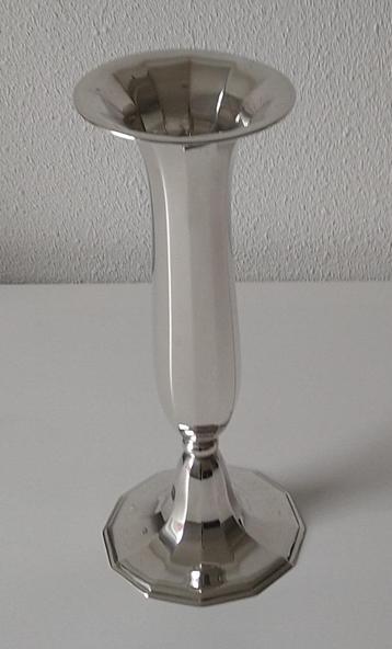 zilveren vaas beschikbaar voor biedingen