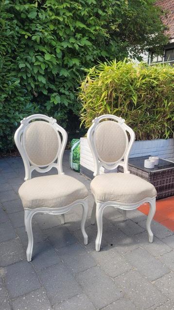 2 antieke, gestoffeerde eetkamerstoelen, €25 per stuk  beschikbaar voor biedingen