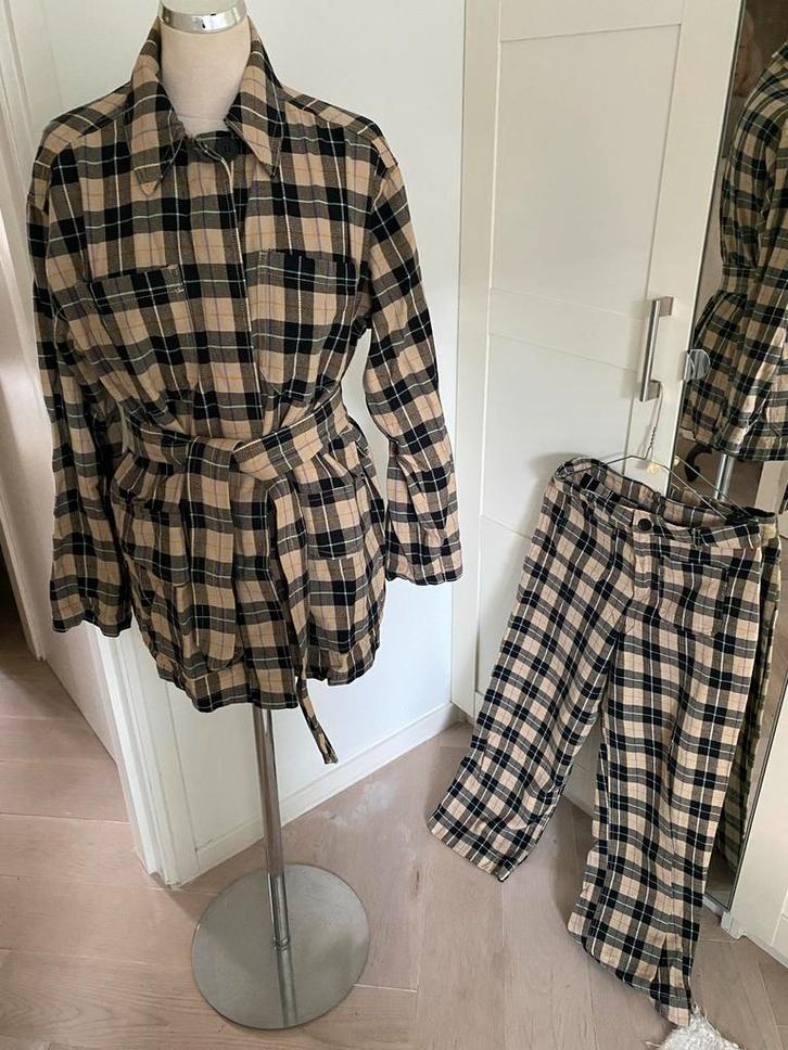 Monki Geruite Set - Jasje en Broek, Kleding | Dames, Jurken, Zo goed als nieuw, Maat 38/40 (M), Beige, Boven de knie, Ophalen of Verzenden