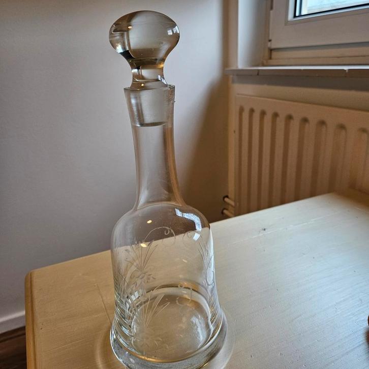 Oude, gegraveerde karaf. 30cm Hoog., Antiek en Kunst, Antiek | Glas en Kristal, Ophalen of Verzenden