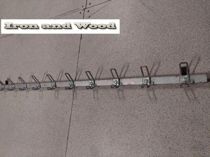 Oude vintage stoere metalen kapstok - 10 haken 150 x 10 cm, Huis en Inrichting, Woonaccessoires | Kapstokken, Gebruikt, Wandkapstok