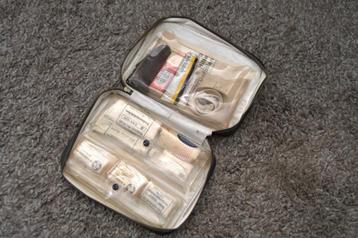 Vintage EHBO tasje beschikbaar voor biedingen