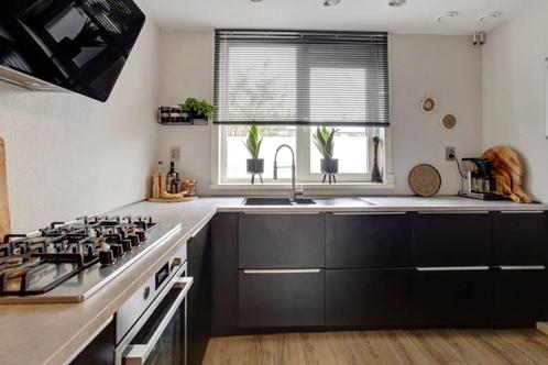 Te koop: complete keuken met apparatuur, Huis en Inrichting, Keuken | Complete keukens, Zo goed als nieuw, Hoekkeuken, Zwart, Overige materialen