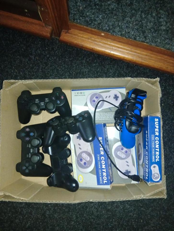 Doos vol met game controlers, Spelcomputers en Games, Spelcomputers | Overige Accessoires, Zo goed als nieuw, Ophalen of Verzenden