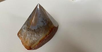 Agaat, pyramidevorm geslepen beschikbaar voor biedingen