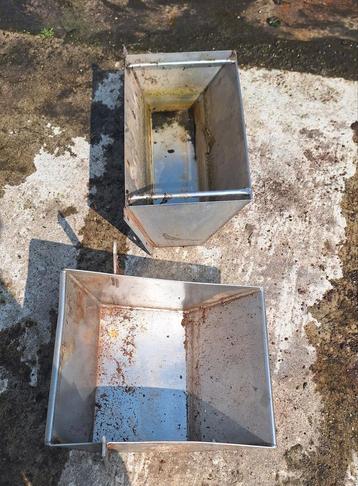 RVS voer of drink bakken voor paard, geit, schaap of varken beschikbaar voor biedingen