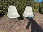 2 witte Vitra Eames DSR stoelen met chroom eifel onderstel, Kunststof, Gebruikt, Twee, Wit