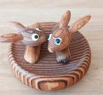 HANDGEMAAKT HOUTEN BEELDJE MET 2 KONIJNTJES-HAASJES, Verzenden, Zo goed als nieuw, Dier