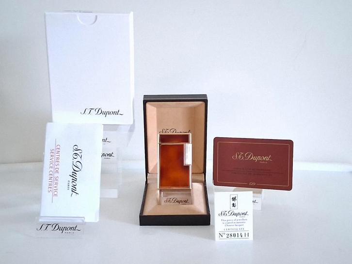 Dupont Aansteker L1Chinese lak + Verguld Goud Kleur (ZGAN)., Verzamelen, Rookartikelen, Aanstekers en Luciferdoosjes, Zo goed als nieuw