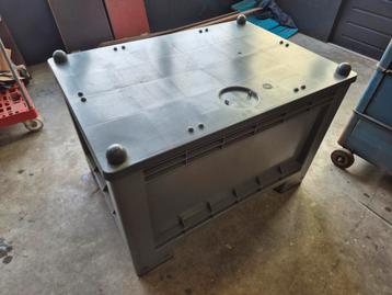 Nieuwe Kunststof Bak met deksel beschikbaar voor biedingen