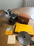 Brownie six-20 camera Model E + flitser, Ophalen of Verzenden, 1940 tot 1960, Fototoestel
