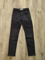 Stoere zwarte spijkerbroek van Zara, maat 140. Kniestukken., Kinderen en Baby's, Broek, Ophalen of Verzenden, Onb, Jongen