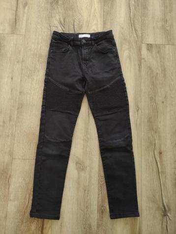 Stoere zwarte spijkerbroek van Zara, maat 140. Kniestukken. beschikbaar voor biedingen